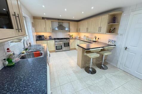 Kitchen 2.jpg