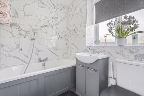 Refitted en suite bathroom