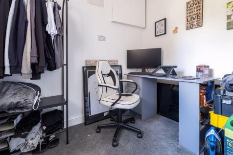 Bedroom/ Study