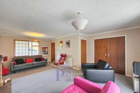 L Shape Lounge/Dining Area