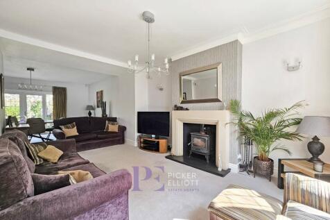 Spacious lounge