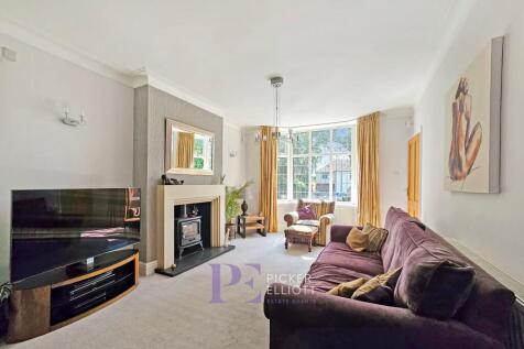 Spacious lounge