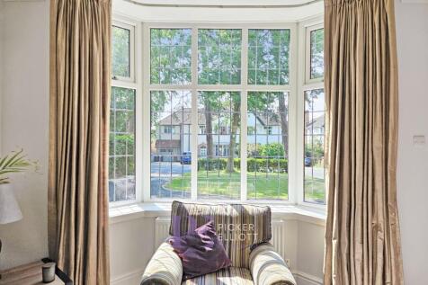 Spacious lounge