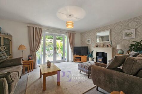Spacious lounge