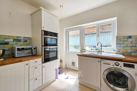 RE FITTED KITCHEN