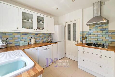 RE FITTED KITCHEN