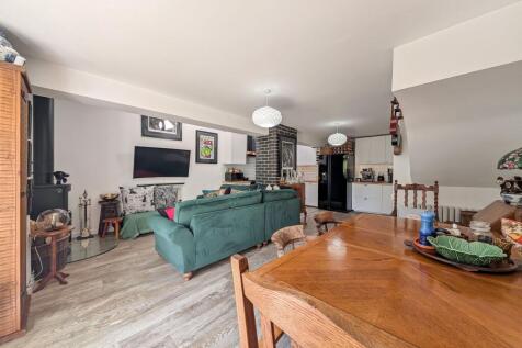 Kitchen / Open Plan Living Area