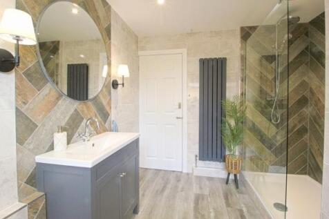 resized_9.Bathroom.jpg