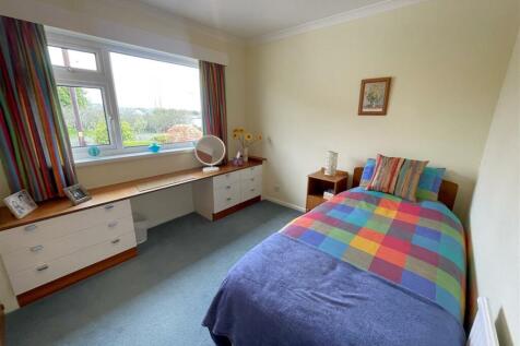 bedroom 4.JPG
