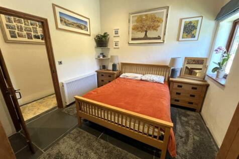 bedroom 1.JPG