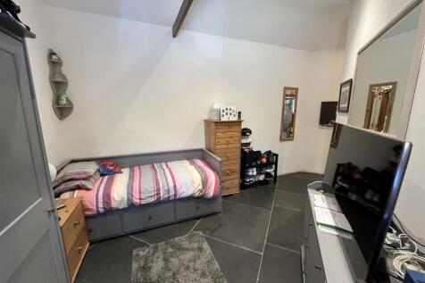 bedroom 2.JPG