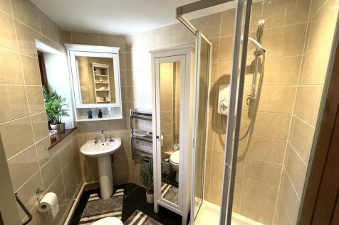 bed 1 ensuite.JPG