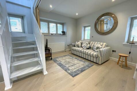 living area 2 (3).jpg
