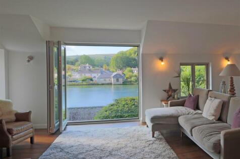 5. Lounge with river view.jpg