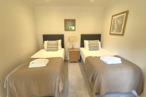 Twin room (2).jpg