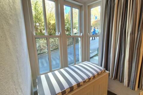 Window seat Bedroom.jpg