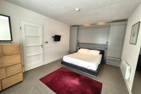 Bedroom two (2).jpg