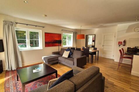 Sitting area and dining area.jpg