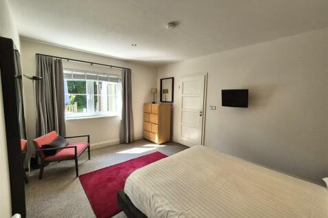 Bedroom two (3).jpg