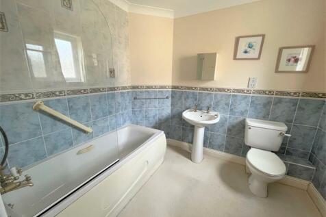 bed 4 ensuite.jpg