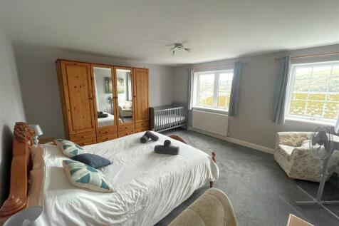 Bedroom one 3.jpg