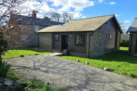 Front of lodge 405 with parking