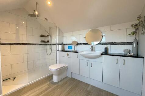 Ensuite 3.jpg