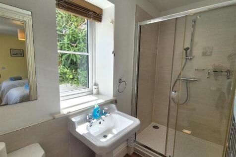 Twin room en suite.jpg