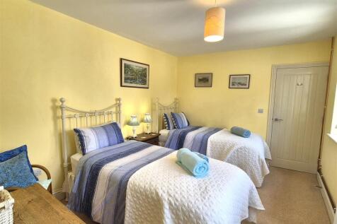 Twin room (2).jpg