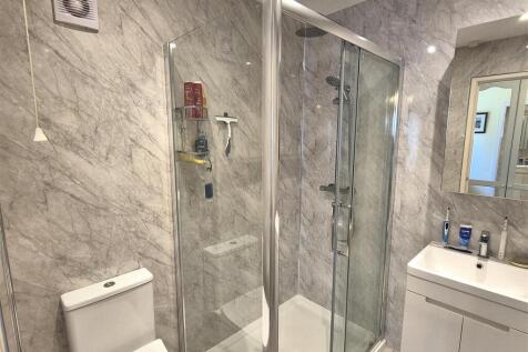 En suite shower room (2).jpg