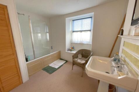 bathroom 2.jpg