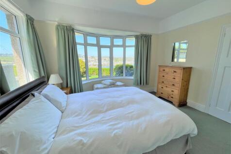 Firdt bedroom.JPG