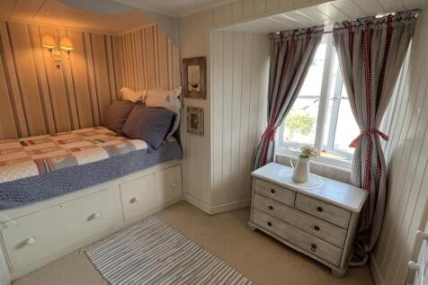 bedroom 1.JPG
