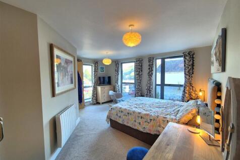 Principal bedroom.