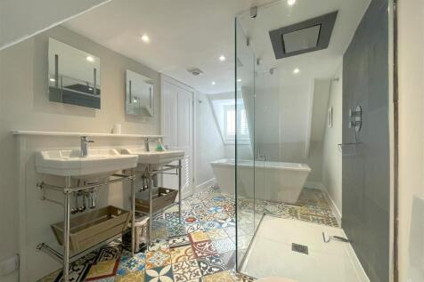 bathroom 2.jpg