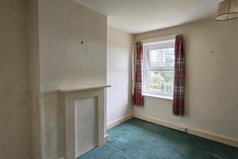 Second bedroom (2).jpg