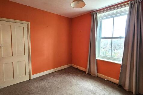 Front bedroom (2).jpg