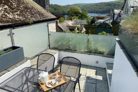 terrace with outside table.JPEG