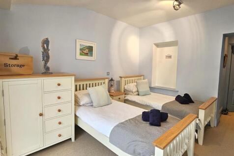 Twin room (2).jpg