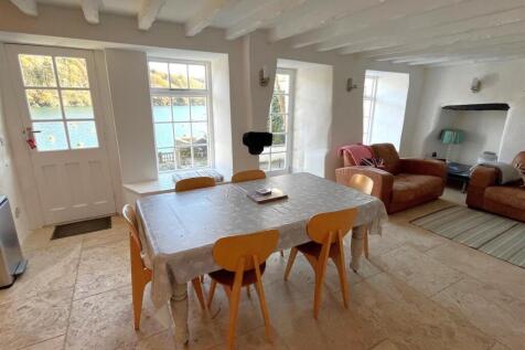 living area 2.jpg