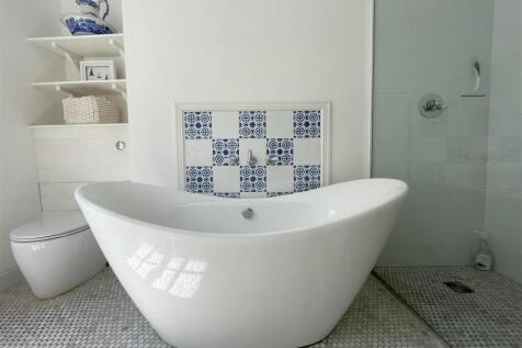 bathroom 3.jpg