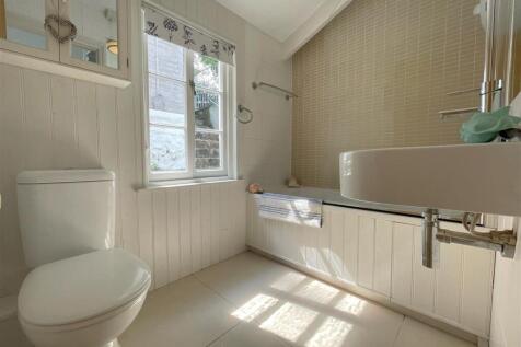 bathroom .jpg