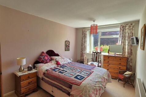 Bedroom 1.jpg