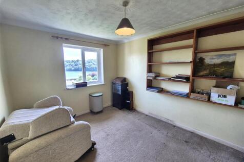 Bedroom 1.jpg