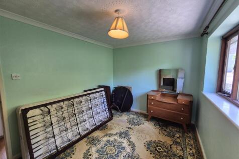 Bedroom 2 (2).jpg