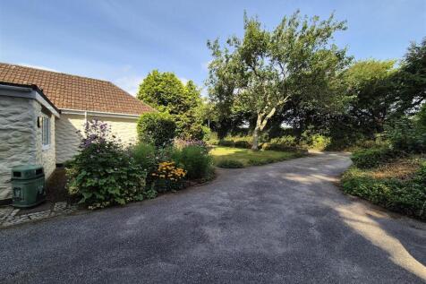Entrance drive .jpg