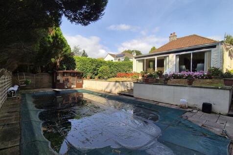 Swimming Pool and rear garden (2).jpg