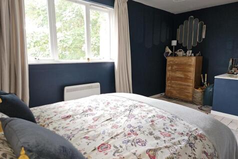 MAIN BEDROOM (2).jpg