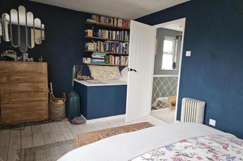 MAIN BEDROOM (1).jpg