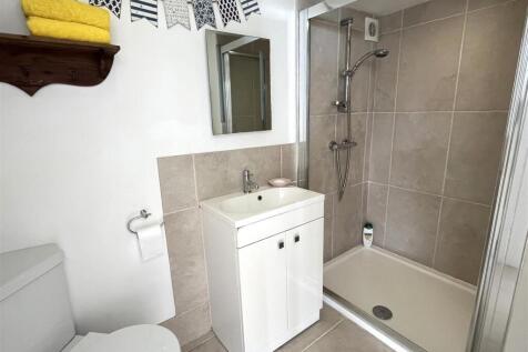 downstairs shower room.JPG
